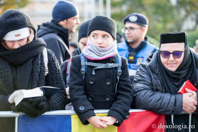 Rugăciune care curăță, lumină care unește – pelerini, alături de Sfânta Parascheva și de Sfântul Grigorie Palama / Foto: Oana Nechifor Rugăciune care curăță, lumină care unește – pelerini, alături de Sfânta Parascheva și de Sfântul Grigorie Palama