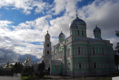 Catedrala închinată Sfintei Treimi, în interiorul căreia se păstrează moaștele Cuviosului Serafim de Sarov Catedrala închinată Sfintei Treimi