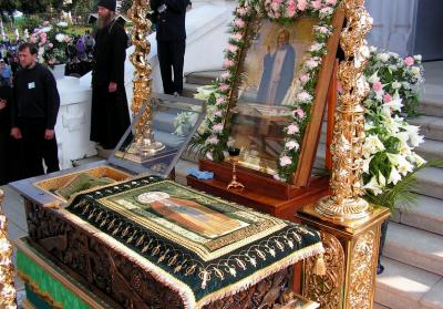 Racla cu moaștele Sfântului Cuvios Serafim de Sarov, Mănăstirea Diveevo, Rusia Racla cu moaștele Sfântului Cuvios Serafim de Sarov