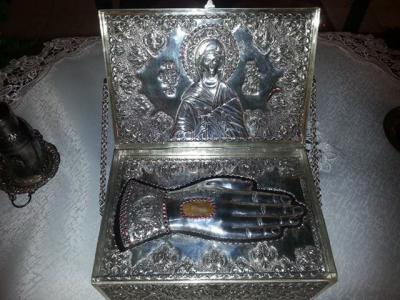 Racla cu o părticică din moaștele Sfintei Mucenițe Agata, Biserica Sf. Pantelimon si Sf. Paraschevi, Londra Racla cu o părticică din moaștele Sfintei Mucenițe Agata, Biserica Sf. Pantelimon si Sf. Paraschevi, Londra