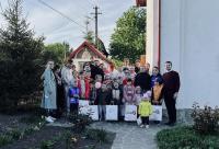 Copiii din localitatea botoșăneană Pleșani au primit în dar încălțăminte de la Colegiul „Sfântul Nicolae” din Iași