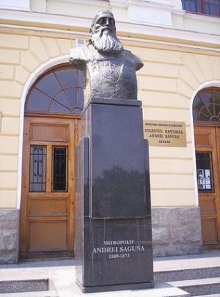 Statuia mitropolitului Andrei Șaguna și o troiță maramureșeană, în Gyula - Ungaria