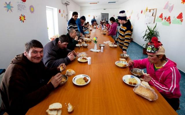 Sprijin pentru persoanele fără locuinţă la Centrul „Sfântul Vasile” din Craiova