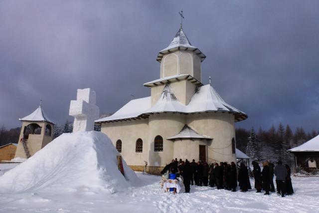 Sfântul Ilie Berzunţi – schitul de pe acoperişul Bacăului