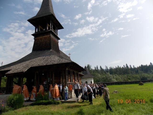 Sfânta Treime prăznuită la biserica maramureşeană din satul Mănăstirea Neamţ
