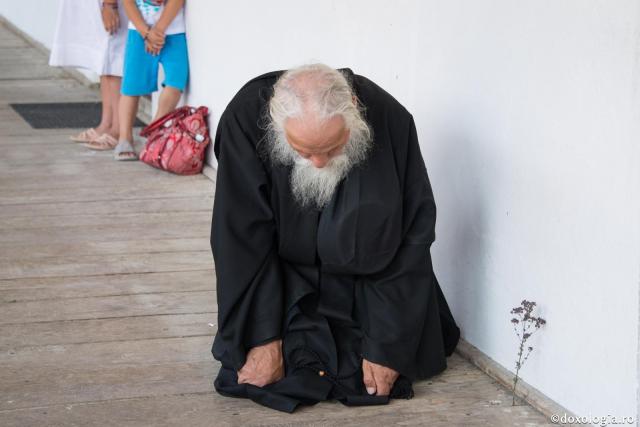 călugăr bătrân stând în genunchi