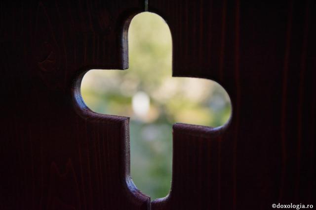 cruce decupată în lemn