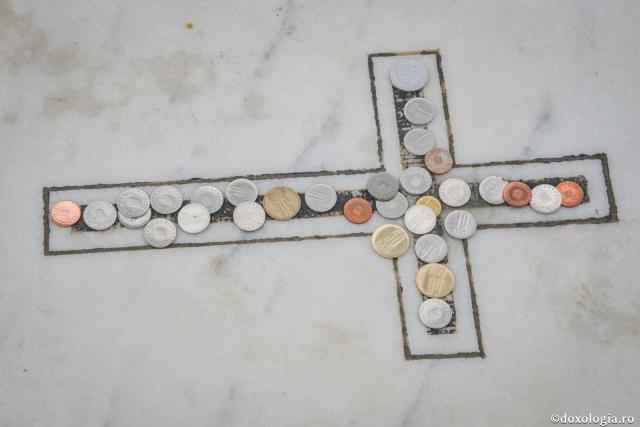 monede așezate în forma crucii