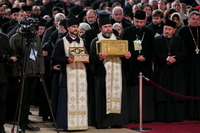 Credincioșii se pot închina la moaștele Sfântului Andrei și ale Sfintei Ecaterina în Catedrala Națională