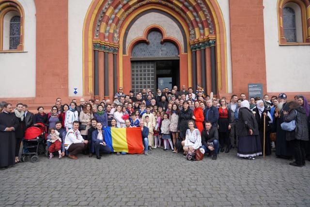 Peste 50 de tineri ortodocși, în pelerinaj la lemnul Sfintei Cruci