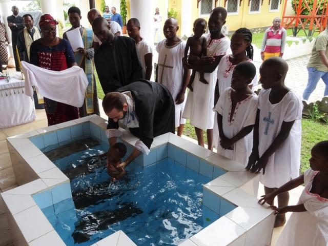 Congo: 52 de persoane au primit Taina Botezului în ajun de Crăciun