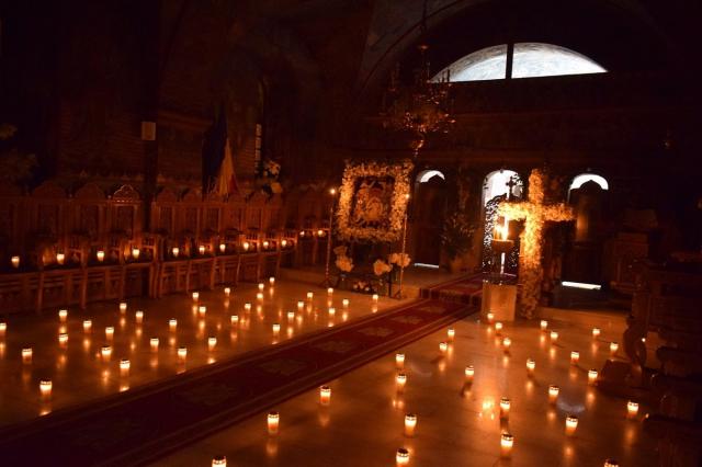 Luminile candelelor și icoanele sfinților au ținut locul credincioșilor în bisericile din Mitropolia Ardealului