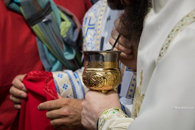 Biserica Ortodoxă a Greciei: „Împărtășirea din Potirul Obștesc al Vieții nu poate deveni cauză a transmiterii de boli”