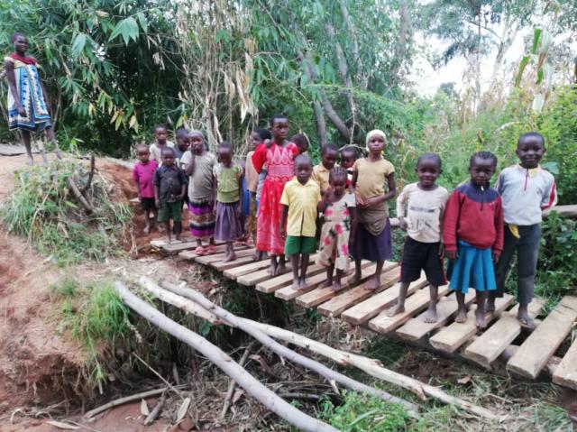 Puntea către cătunul Kinyamlewa – o cale de acces către o viață mai ușoară