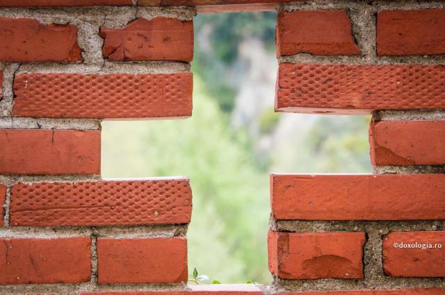 gaură în formă de cruce în zid de cărămidă