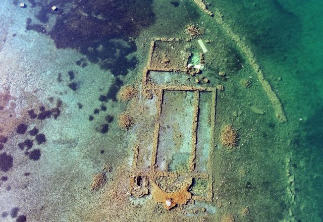 Ruinele Bisericii din lacul Iznik sunt vizibile datorită scăderii nivelului apei