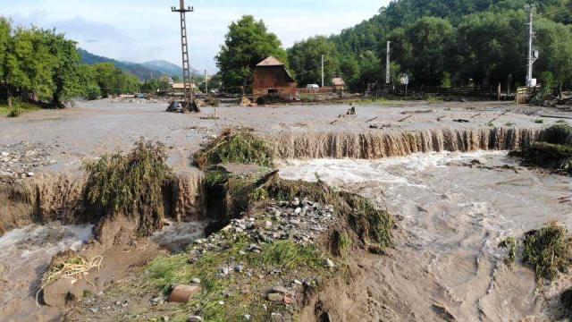 Patriarhia sprijină financiar familiile din Alba Iulia afectate de inundaţii