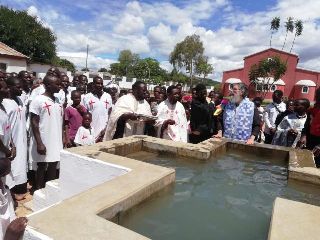 250 de botezuri au fost săvârșite în Sâmbăta Mare la Centrul Misionar din Kidamali