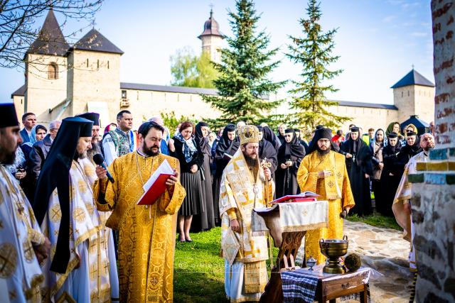 Revărsare de lumină și har la Mănăstirea Dragomirna