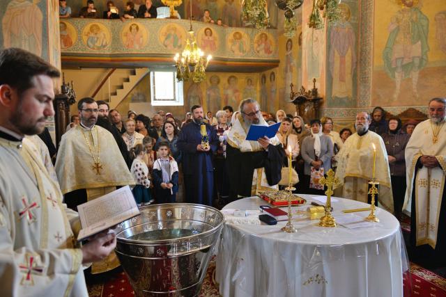 Părintele Mitropolit Teofan a săvârșit slujba Botezului pentru cel de-al optulea copil al familiei preotului Andrei Smeu
