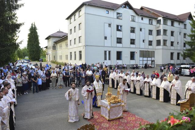 Au debutat sărbătorile închinate sfinților nemțeni: „Suntem chemați să împărtășim și noi bucuria”