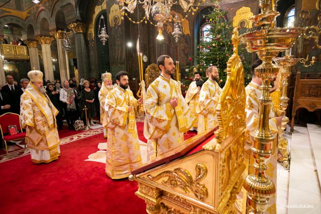 Episcopii vicari Varlaam Ploieșteanul și Timotei Prahoveanul au oficiat Liturghia Sfântului Vasile cel Mare în prima zi din 2023