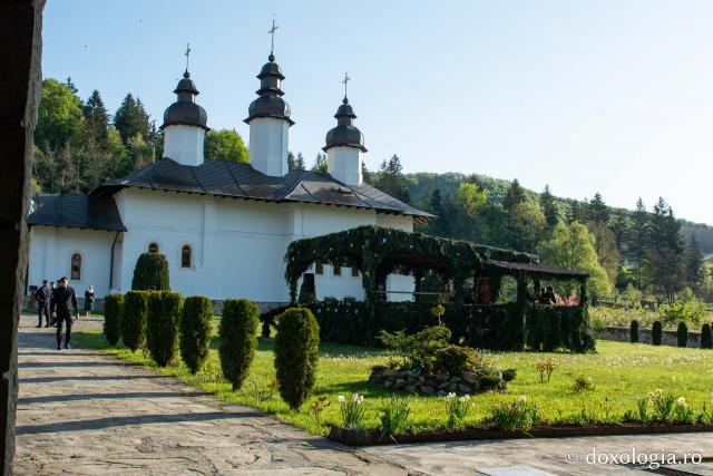 Biserica Mănăstirii Almaș, veche de peste două secole,  a fost resfințită