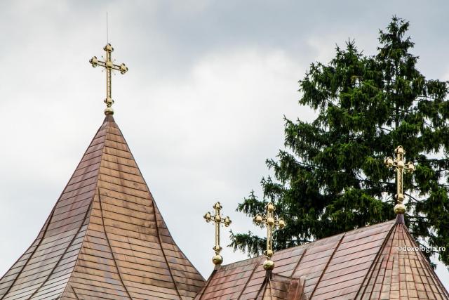 Sfanta Cruce pe acoperisul bisericii