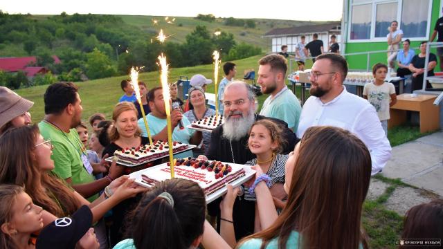 PS Ignatie, alături de cei 130 de copii și tineri din tabăra rurală „Copilărie și credință” de la Bălțați, Protopopiatul Huși