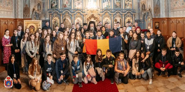 Tinerii din tabăra organizată de Episcopia Daciei Felix au primit binecuvântarea Preasfințitului Părinte Ieronim