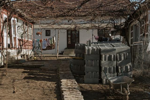 Pro Vita Iași construiește o casă pentru o familie cu 9 copii