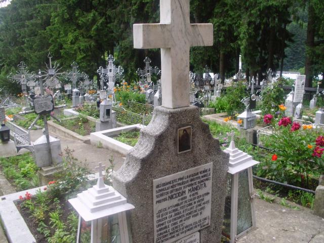Mormântul părintelui Nicodim Măndiță
