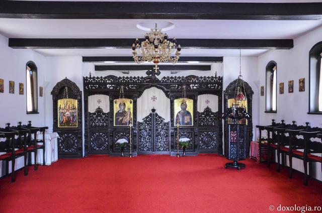 (Foto) Mănăstirea Bran – o adevărată oază duhovnicească între munți 