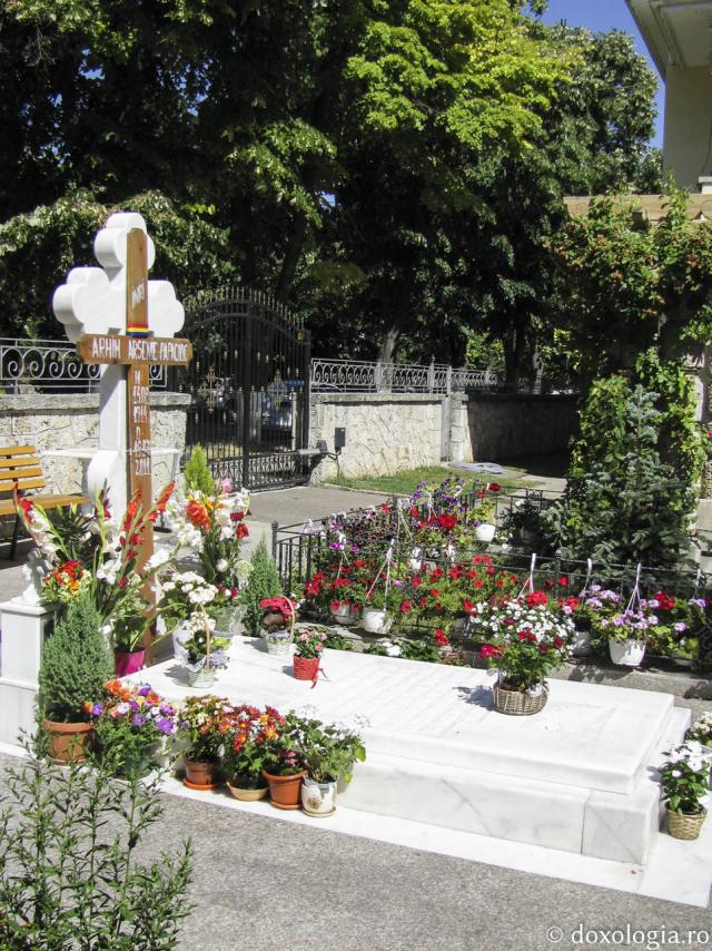 La mormântul Părintelui Arsenie Papacioc (galerie FOTO)