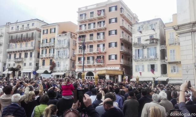 Sfântul Spiridon purtat în procesiune, în picioare, în insula Corfu! (galerie FOTO)