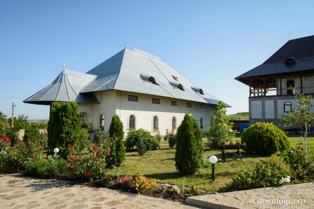 (Foto) Eșanca – mănăstirea întemeiată în incinta unei biserici parohiale 