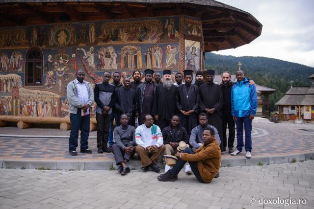 (Foto) Tineri din Patriarhia Alexandriei și a întregii Africi, în vizită la mănăstirile din Arhiepiscopia Iaşilor
