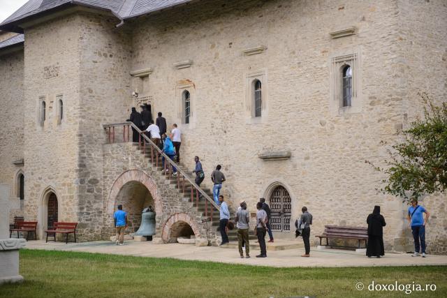 (Foto) Tineri din Patriarhia Alexandriei și a întregii Africi, în vizită la mănăstirile din Bucovina