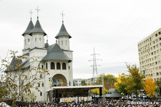 (Foto) Momente înălțătoare la sfințirea Bisericii Sfântul Nectarie din Iași