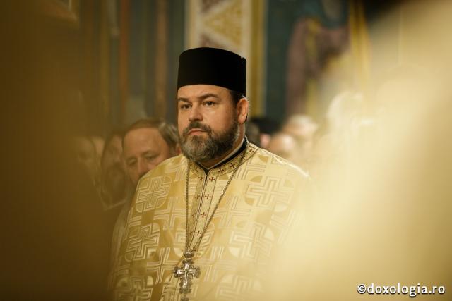 Presfințitul Ignatie, întâmpinat la Huși de credincioși, preoți, monahi și monahii (galerie FOTO)