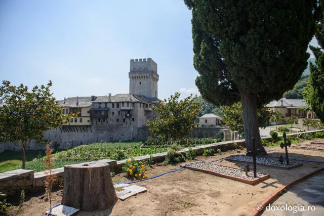 (Foto) Clipe de zăbavă în cimitirul Mănăstirii Caracalu