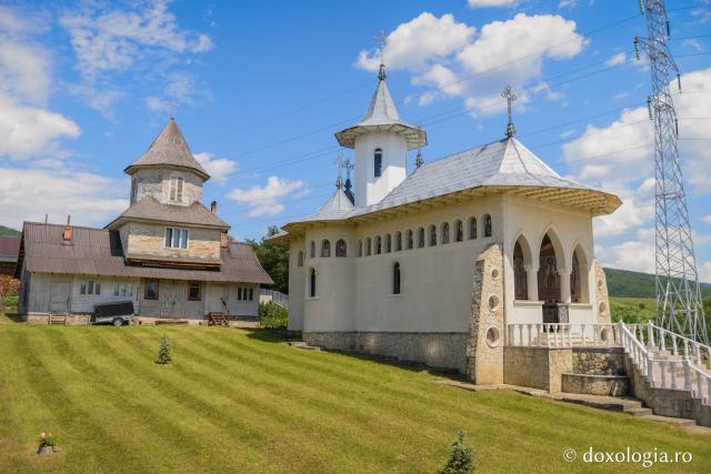 (Foto) Mănăstirea Sfinților Împărați Constantin și Elena din Vermești 