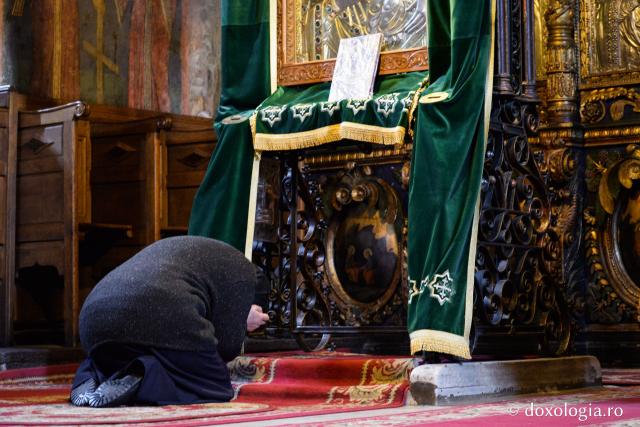 rugăciune în fața icoanei