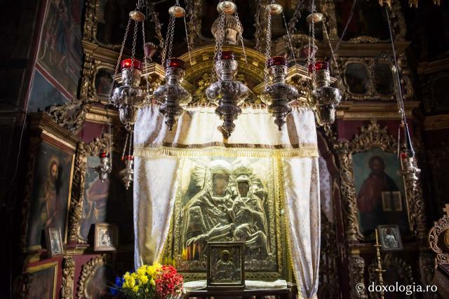 Pelerin la icoana Sfintei Ana de la Mănăstirea Bistriţa