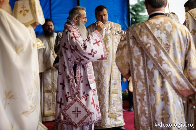 (Foto) Hramul Catedralei Episcopale din Huși - rugăciune și bucurie alături de Sfinții Apostoli Petru și Pavel