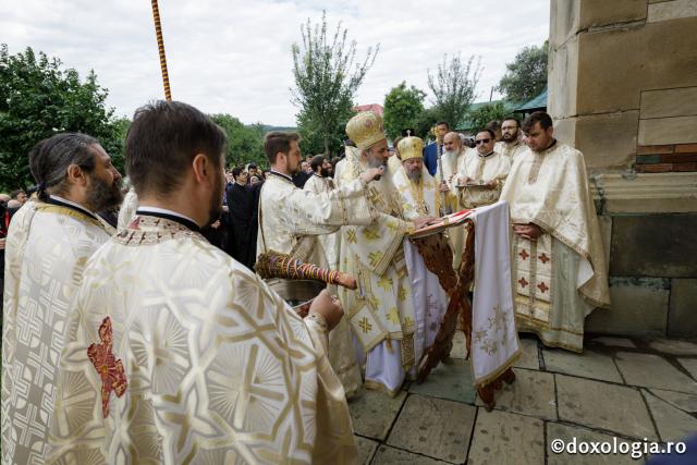 (Foto) Biserica ștefaniană Sfântul Gheorghe de la Hârlău a fost resfințită