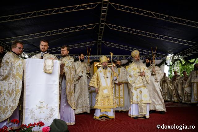 (Foto) Biserica ștefaniană Sfântul Gheorghe de la Hârlău a fost resfințită