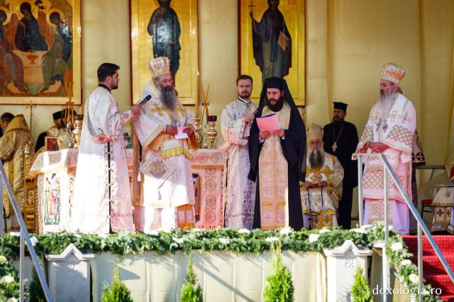 (Foto) Zi de mare sărbătoare – Sfânta Liturghie a hramului Cuvioasei Parascheva