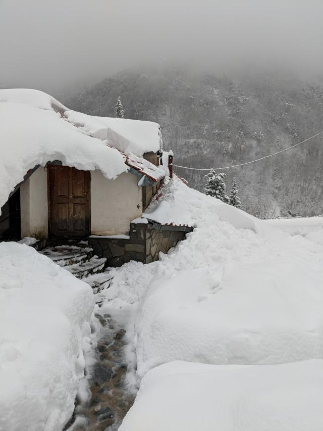 (Foto) Zile de iarnă la Schitul „Sfântul Dimitrie” – Lacu, Muntele Athos