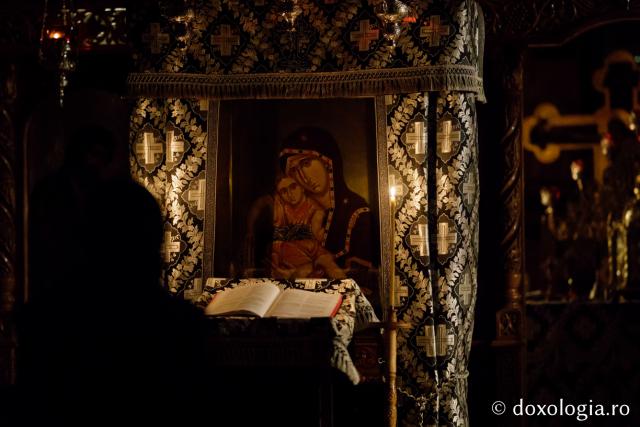 (Foto) Momente de rugăciune tainică la Mănăstirea Paltin
